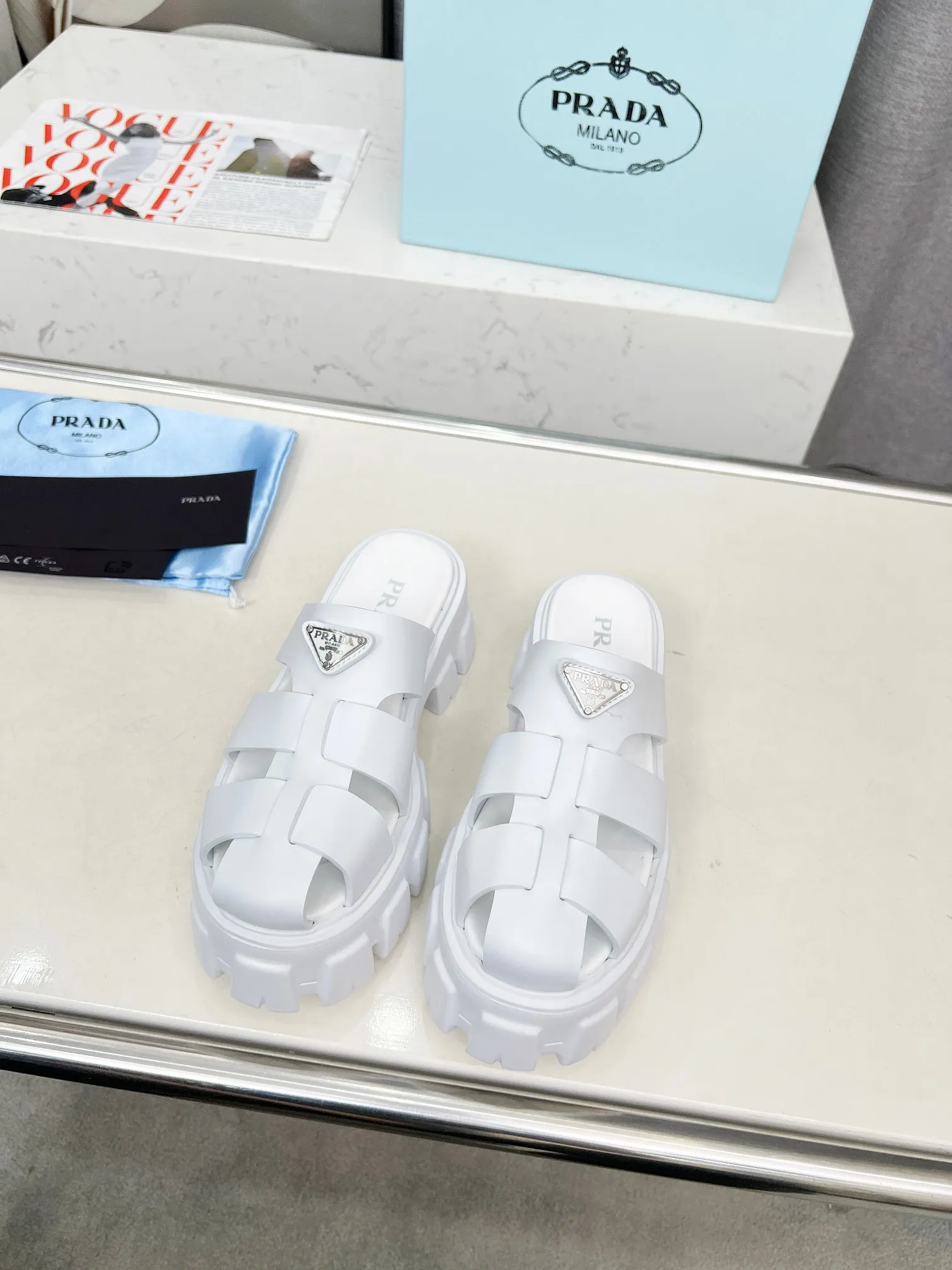 👟👟Ex-factory price 460👟👟 prada Roman shoes will definitely make you fall in love with them! The latest spring and summer sawtooth Roman braided thick-soled sandals E64, retro, fashionable and avant-garde gear teeth, 55mm thick-soled soles and uppers, making the whole pair of shoes light and comfortable. Bright colors, a variety of choices to satisfy fashionable people of different styles! The iconic metal triangle logo is paired with the shape of ancient beach sandals. Every design element is fashionable! Color: black and white Size: 35-41